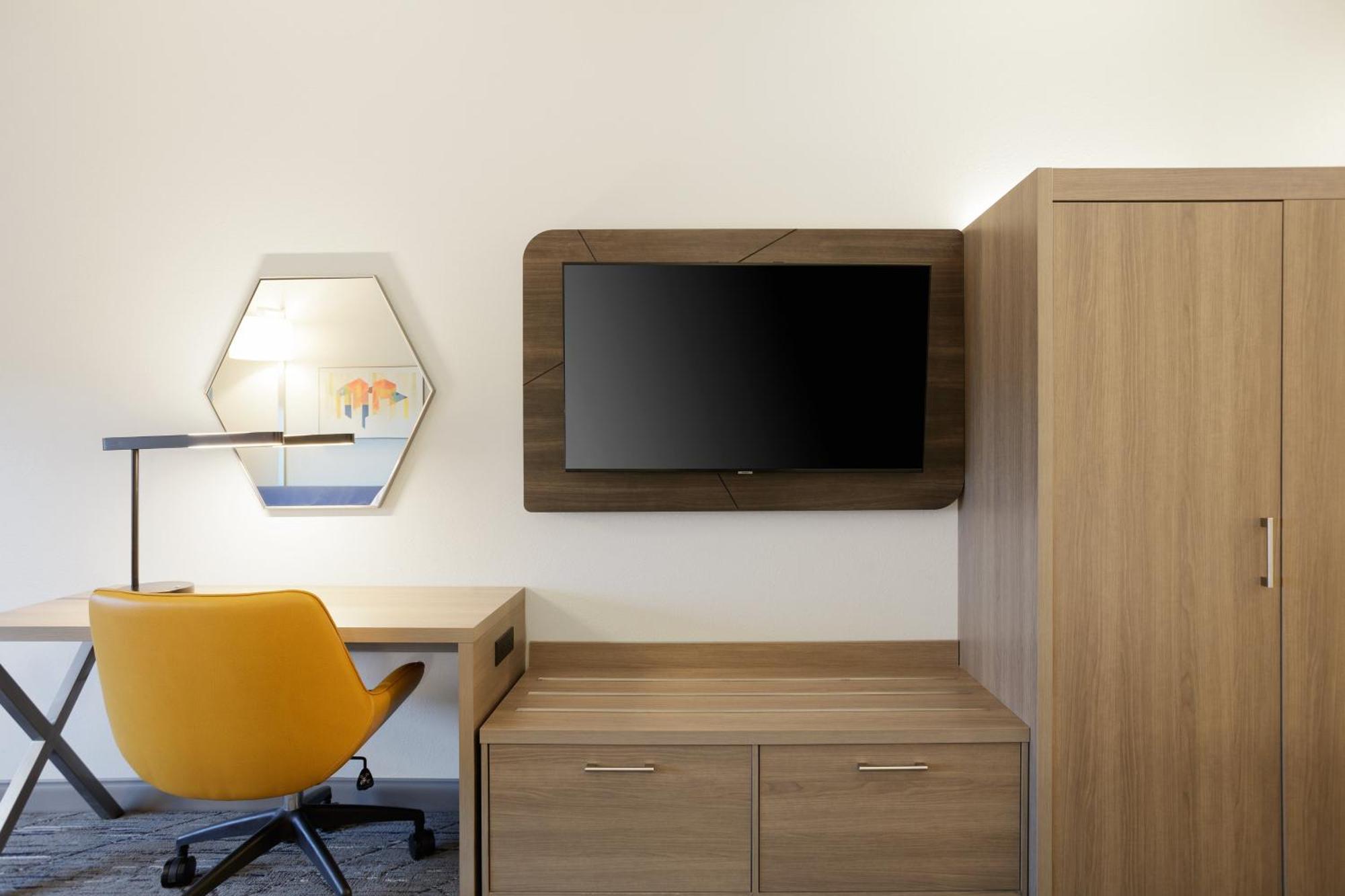 Holiday Inn Express Hotel & Suites Manchester - Airport By Ihg Экстерьер фото