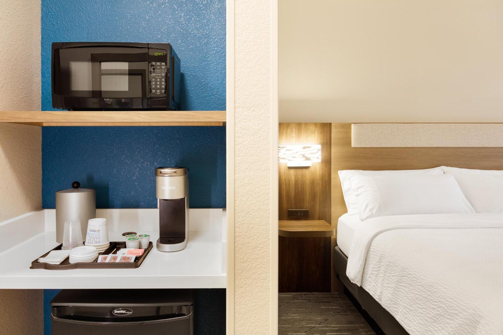 Holiday Inn Express Hotel & Suites Manchester - Airport By Ihg Экстерьер фото
